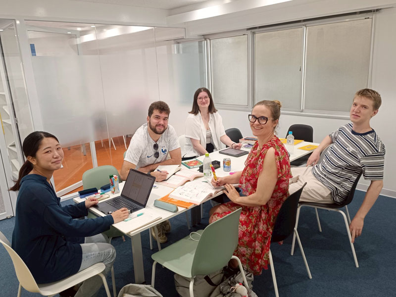 Sprachschüler der LTL Tokio arbeiten gemeinsam im Gruppenunterricht an ihren Aufgaben