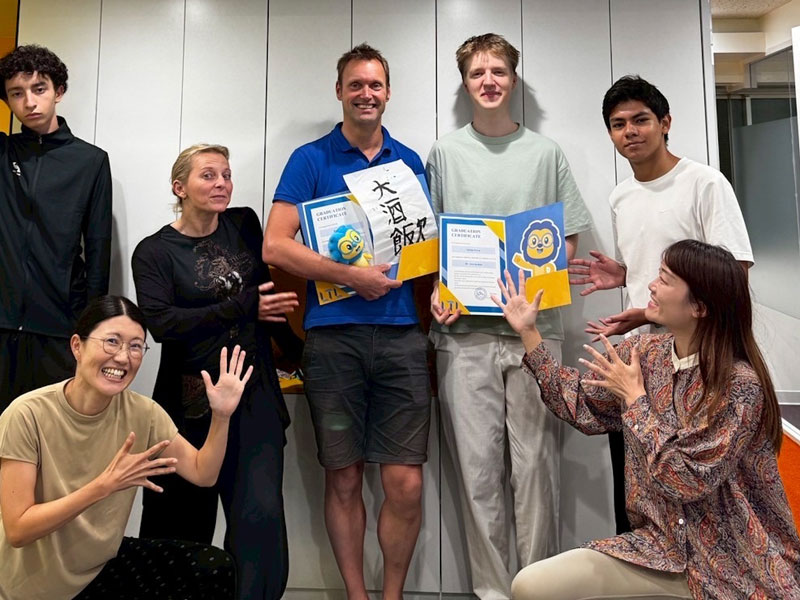 Studierende der LTL Tokio Sprachschule erhalten ihre Zertifikate bei einer Abschlussfeier
