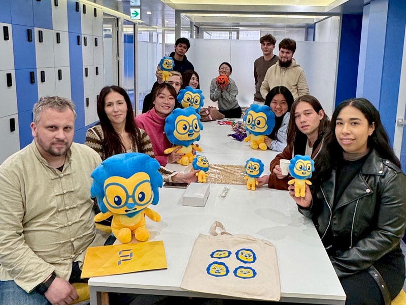 Sprachschüler der LTL Tokio halten das Schulmaskottchen bei einer Gemeinschaftsaktivität