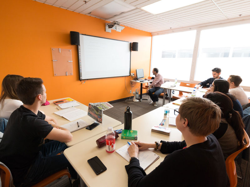Unterricht im modernen Klassenraum mit Beamer