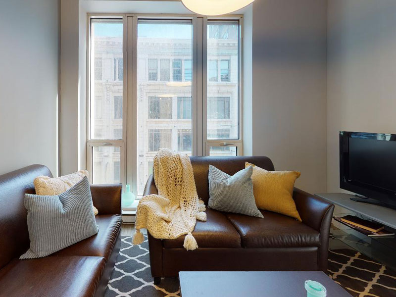 Acogedora zona de estar de la residencia en Montreal, ideal para tu estancia lingüística y para charlar en francés en el día a día