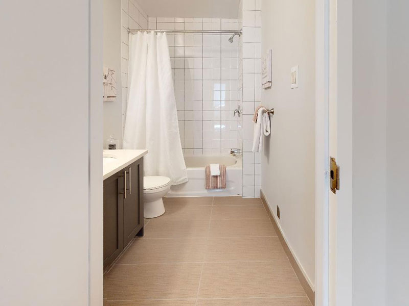 Un cuarto de baño luminoso en la residencia de Montreal, ideal para tu estancia lingüística mientras aprendes francés en el extranjero