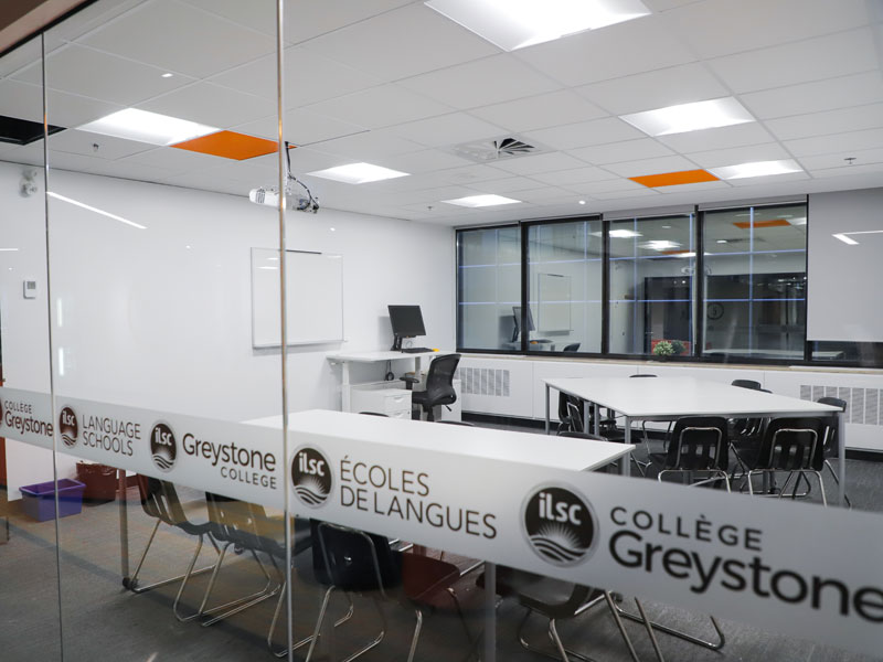 Aula luminosa de la escuela de idiomas en Montréal, perfecta para tu viaje de inglés y para estudiar de forma concentrada