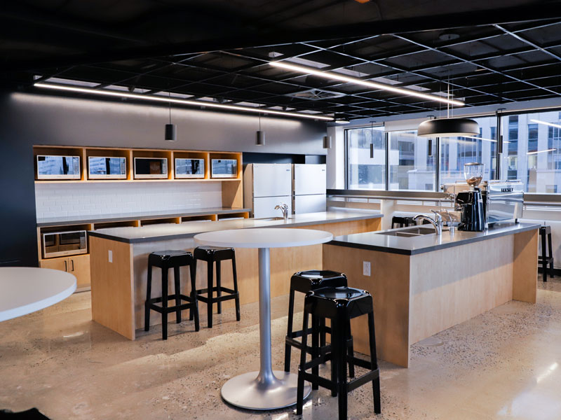 Cocina compartida amplia de la escuela de idiomas en Montréal, ideal para tu viaje de inglés y para compartir con otros estudiantes