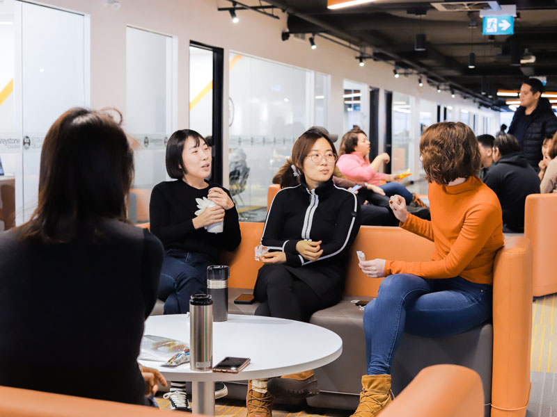 Zona lounge acogedora de la escuela de idiomas en Montréal, perfecta para tu viaje de inglés y para conversaciones diarias