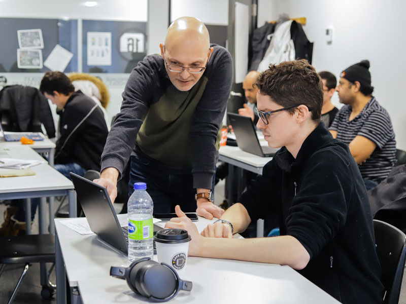 Clase en la escuela de idiomas en Montréal, donde durante tu viaje de inglés aprendes y practicas el idioma activamente