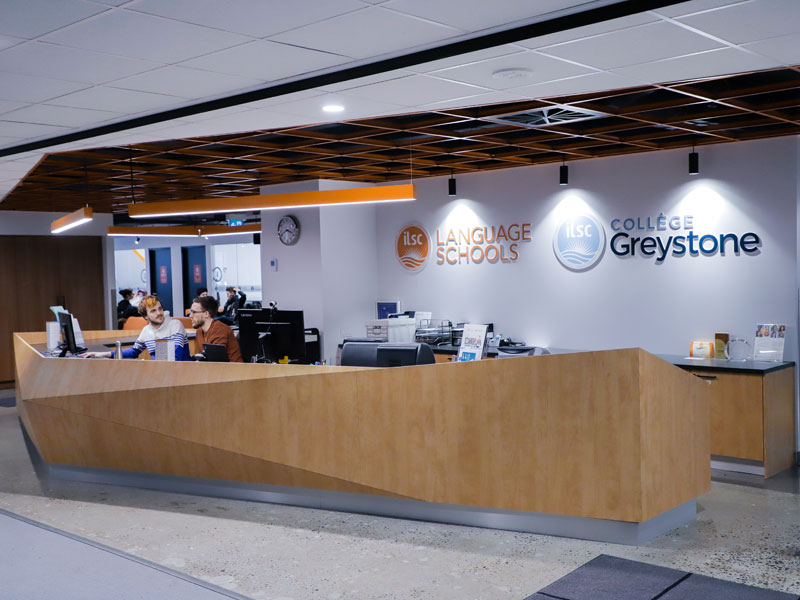 Recepción de la escuela de idiomas en Montréal, punto central para tu viaje de inglés y atención personalizada