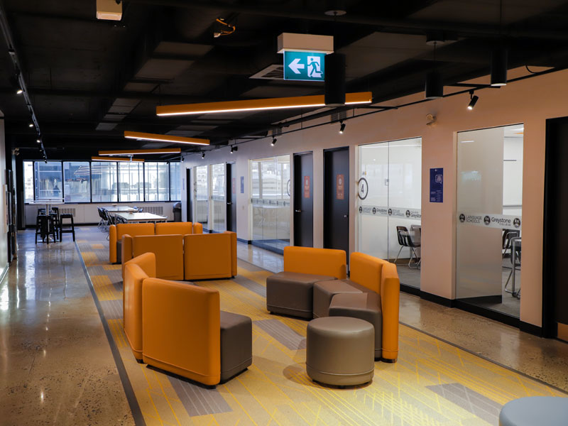 Entorno de aprendizaje moderno de la escuela de idiomas en Montréal con varias aulas, ideal para tu viaje de inglés