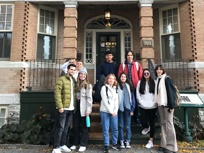 ruppe von Sprachschülern steht vor dem Eingang der BLI Sprachschule Québec