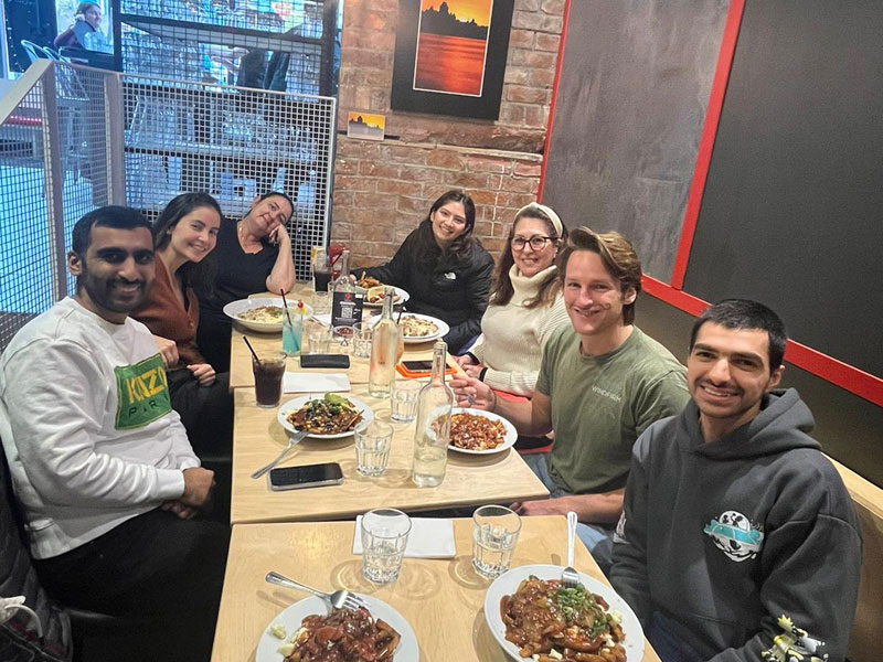 Teilnehmende essen gemeinsam in einem Restaurant und tauschen sich aus