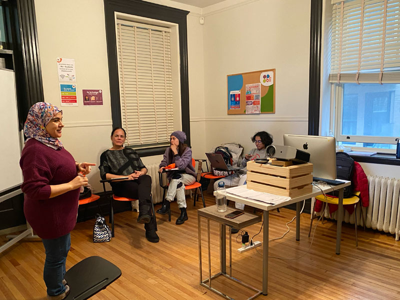 Lehrkraft erklärt Unterrichtsinhalte vor einer kleinen Lerngruppe im Klassenraum