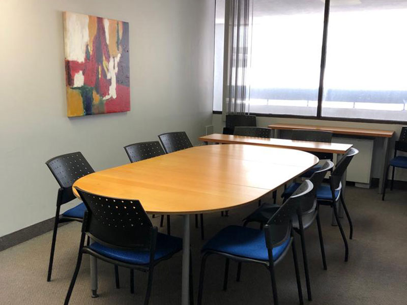 Moderner Unterrichtsraum mit Whiteboard bei Access English Toronto, Englischkurs für Konversation