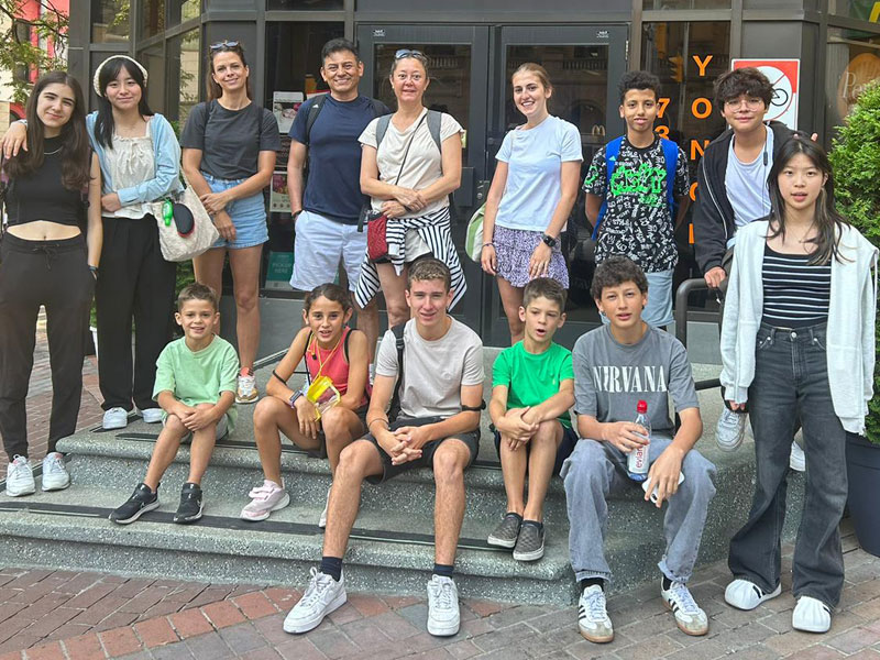 Internationale Schüler-Gruppe vor der Sprachschule Access English in Toronto