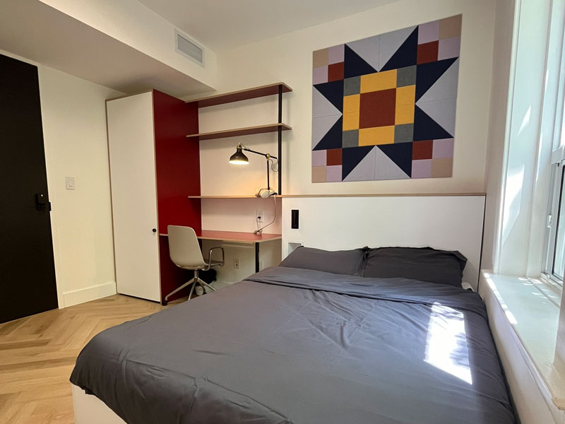 Modernes Einzelzimmer der Residenz in Toronto mit Schreibtisch für deine Sprachreise und Englisch lernen