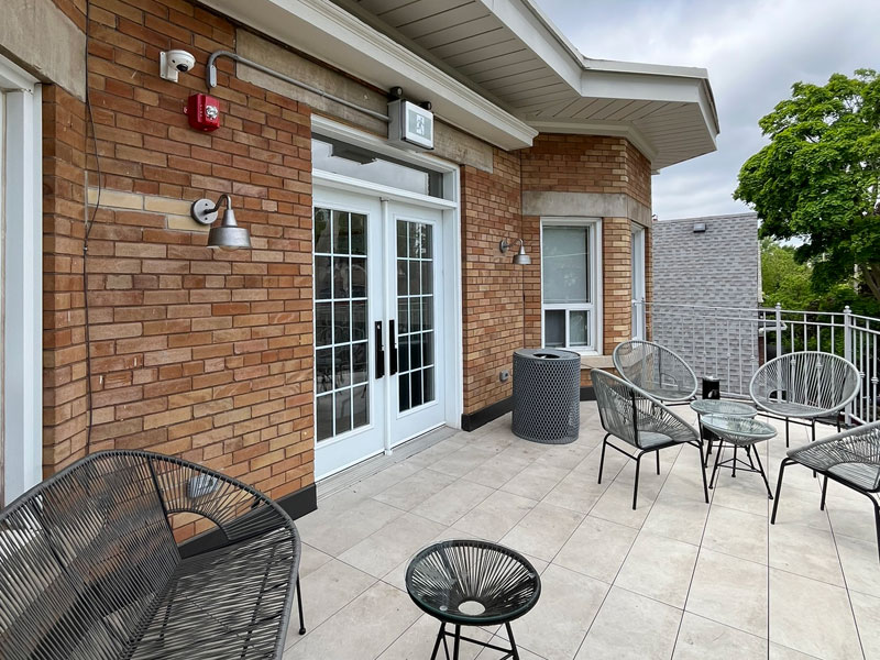 Terrasse der Studentenresidenz in Toronto mit Sitzbereich während deiner Sprachreise