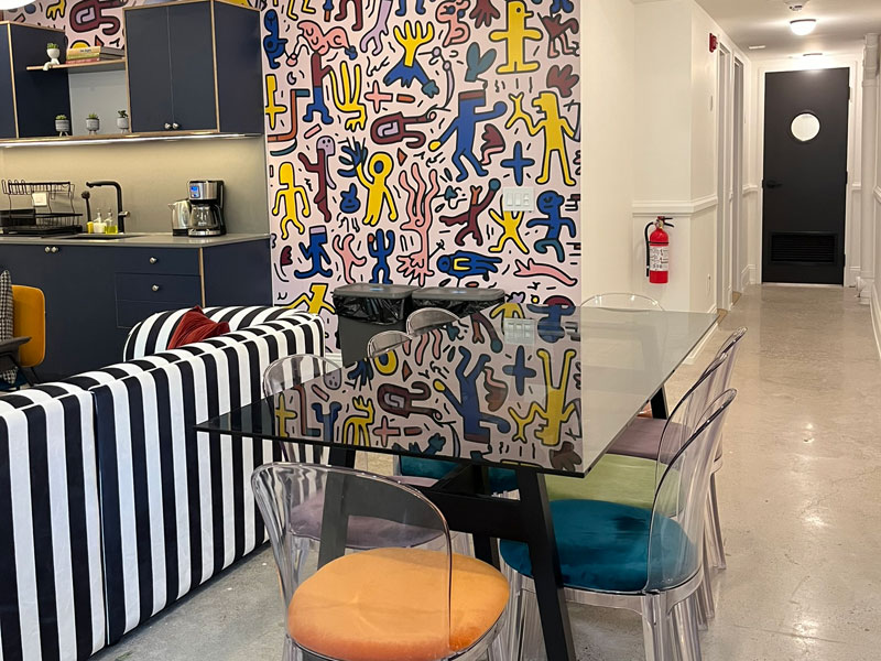 Gemeinschaftsraum der Studentenresidenz in Toronto mit Küche und Aufenthaltsbereich für Sprachschüler