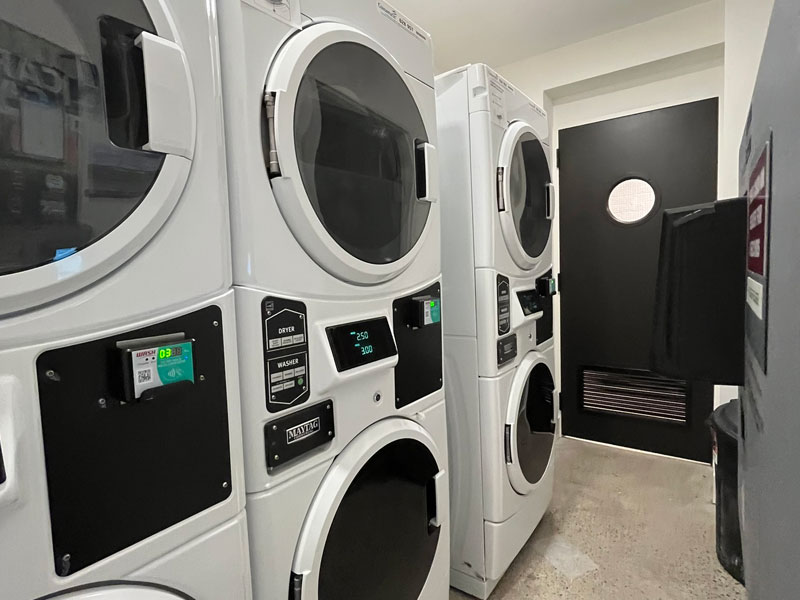 Waschraum der Studentenresidenz in Toronto mit Waschmaschinen und Trocknern für Sprachschüler