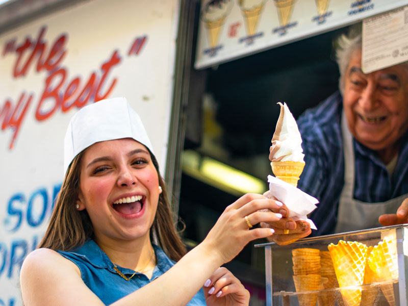Freizeit während deiner Sprachreise in Toronto Studentin kauft Eis an einem Streetfood Stand