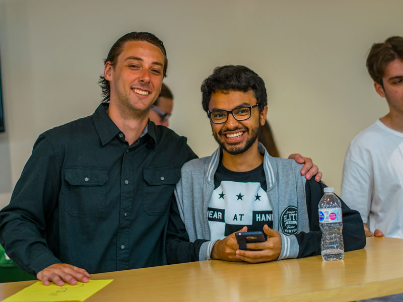 Internationale Sprachschüler an der Sprachschule in Toronto treffen sich während ihrer Sprachreise