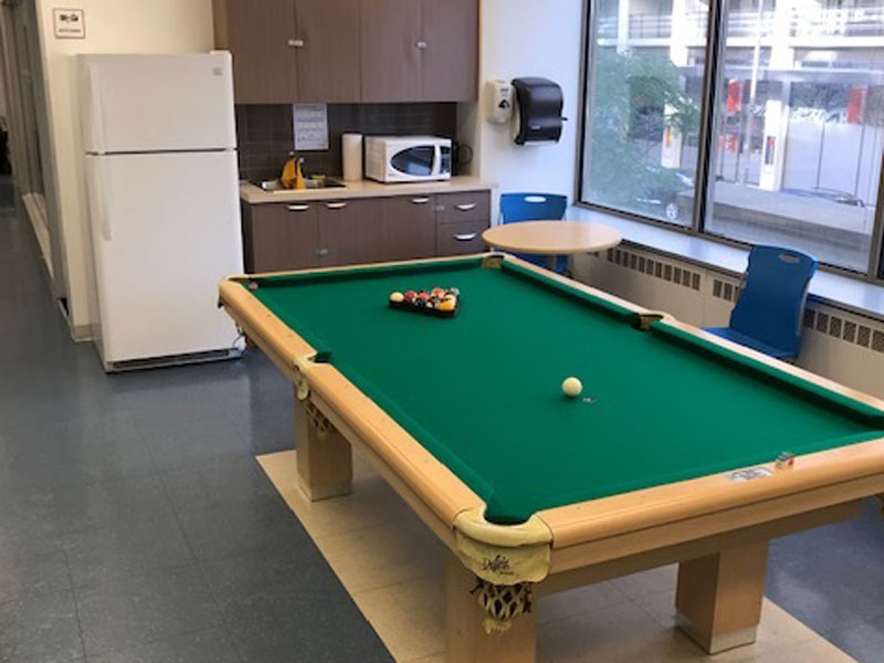 Freizeitbereich der Sprachschule in Toronto mit Billardtisch für Sprachschüler im Ausland