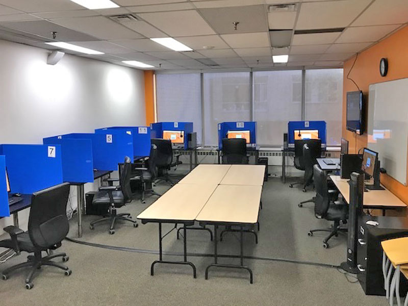 Computerraum der Sprachschule in Toronto für Lernen und Prüfungsvorbereitung im Sprachkurs