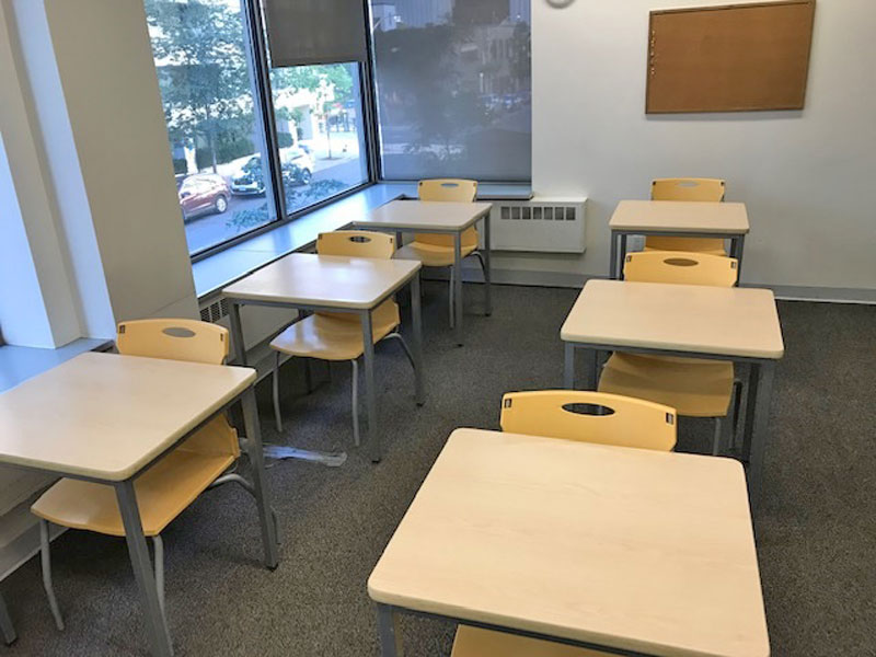Heller Klassenraum der Sprachschule in Toronto für deinen Englisch Sprachkurs im Ausland