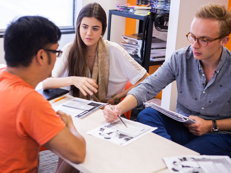 Gruppenarbeit während des Englischunterrichts an der EC Toronto Sprachschule