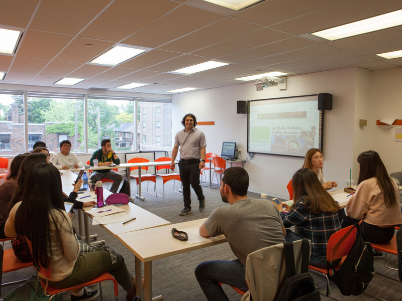 Heller Klassenraum der EC Toronto Sprachschule mit Blick auf die Stadt