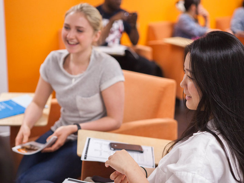 Sprachschüler tauschen sich im Unterricht der EC Toronto Sprachschule aus