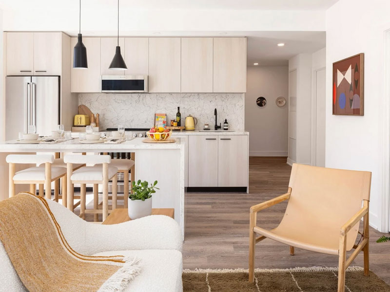 Offener Wohn- und Küchenbereich der Ledbury Apartments in Toronto – Unterkunft während einer Englisch-Sprachreise in Kanada