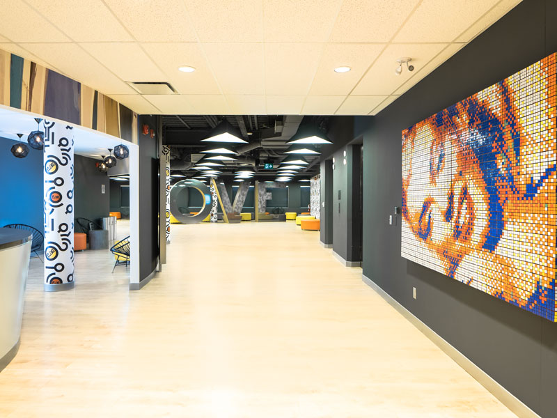 Eingangsbereich der ILAC Sprachschule Toronto mit farbenfroher Kunst und moderner Ausstattung