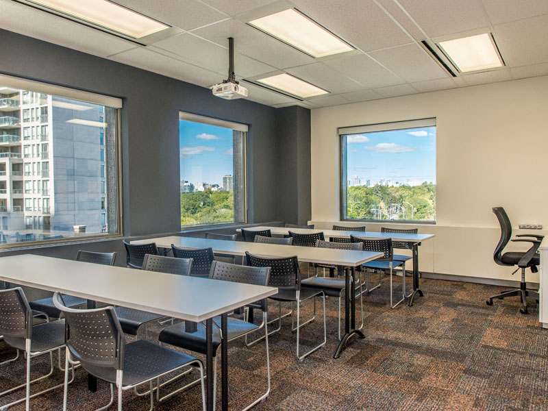 Helles Klassenzimmer der ILAC Sprachschule Toronto mit Blick auf die Stadt