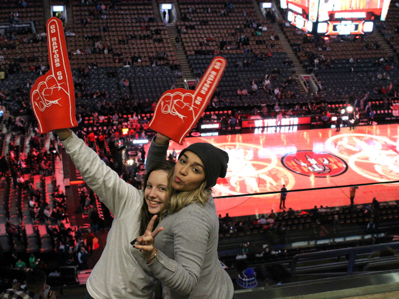 Sprachschüler besuchen ein Basketballspiel in Toronto während ihrer Freizeit