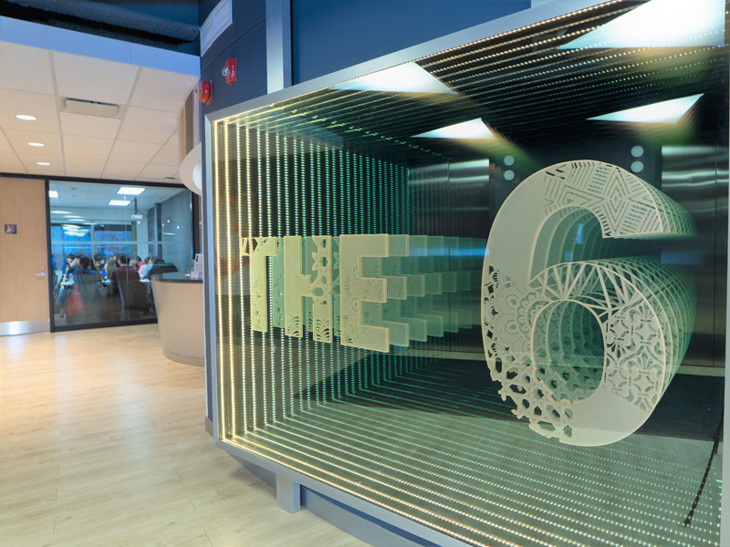 Moderner Eingangsbereich der ILAC Sprachschule Toronto mit Leuchtschrift „THE 6“