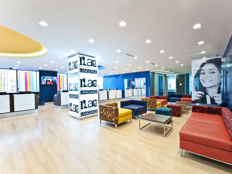 Empfangsbereich der ILAC Sprachschule Toronto mit bunten Sitzbereichen und freundlicher Atmosphäre