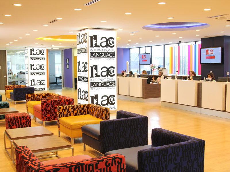 Empfangsbereich und Lounge der ILAC Toronto Sprachschule mit modernen Sitzbereichen
