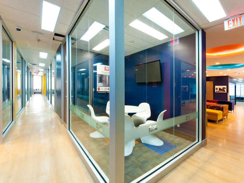 Helle Unterrichtsräume mit Glaswänden in der ILAC Toronto Sprachschule