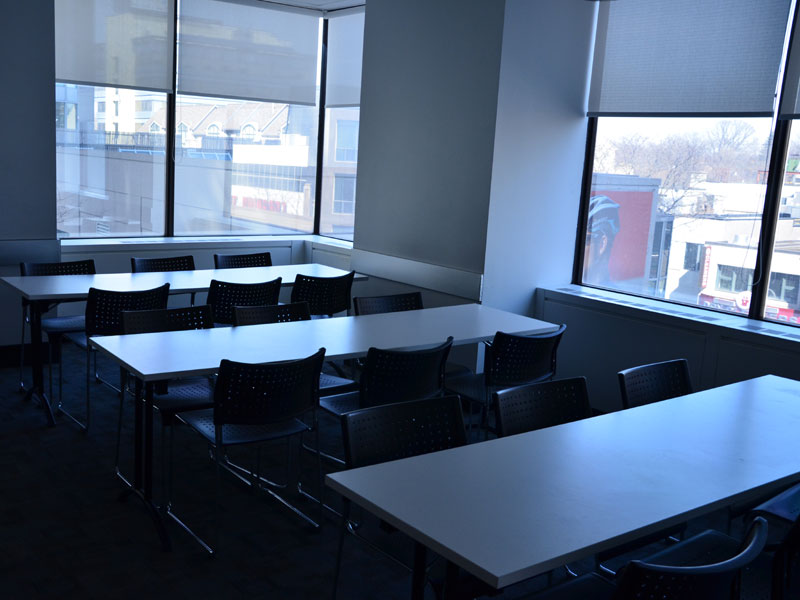 Klassenzimmer mit grossen Fenstern in der ILAC Toronto Sprachschule
