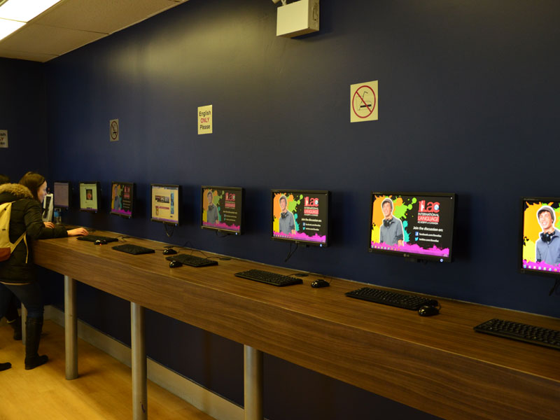 Computerraum der ILAC Toronto Sprachschule mit Arbeitsplätzen für Sprachschüler