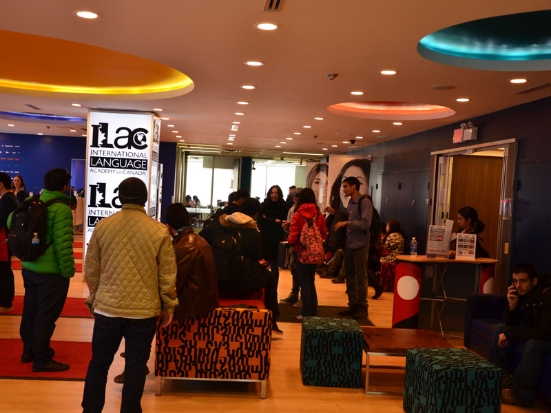 Aufenthaltsbereich der ILAC Toronto Sprachschule mit internationalen Studierenden