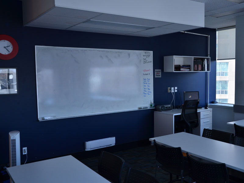 Unterrichtsraum der ILAC Toronto Sprachschule mit Whiteboard und moderner Ausstattung