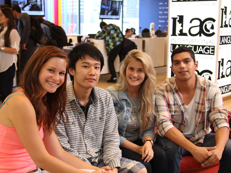 Internationale Sprachschüler sitzen zusammen in der Lobby der ILAC Toronto Sprachschule