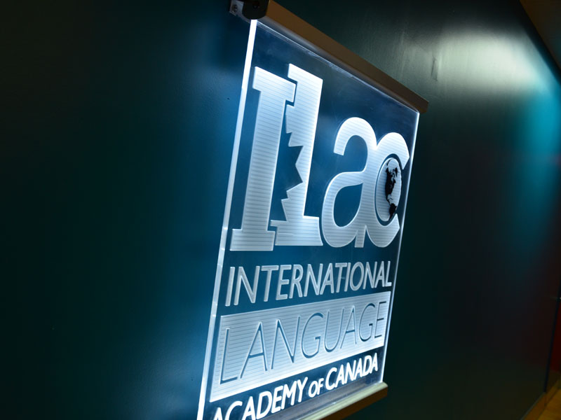 Leuchtendes ILAC Logo an der Wand der International Language Academy of Canada in Toronto