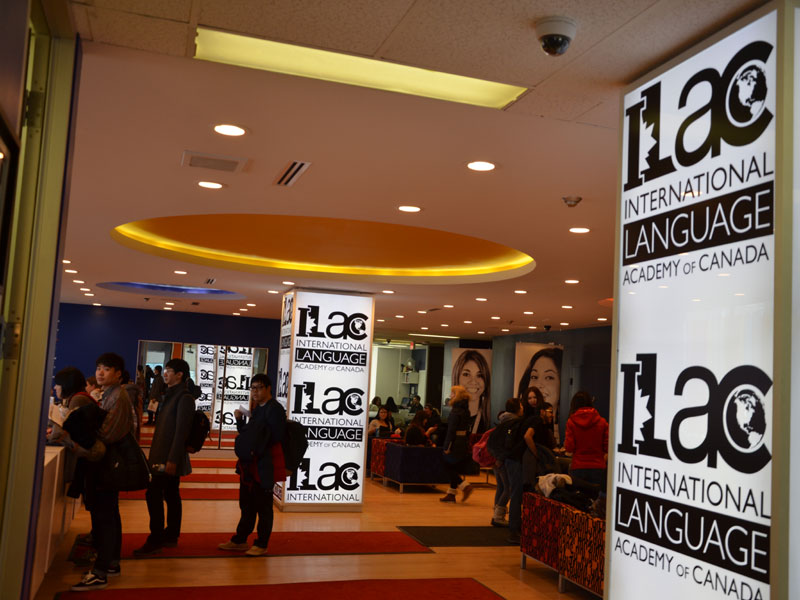 Eingangsbereich und Lobby der ILAC Toronto Sprachschule mit internationalen Studierenden