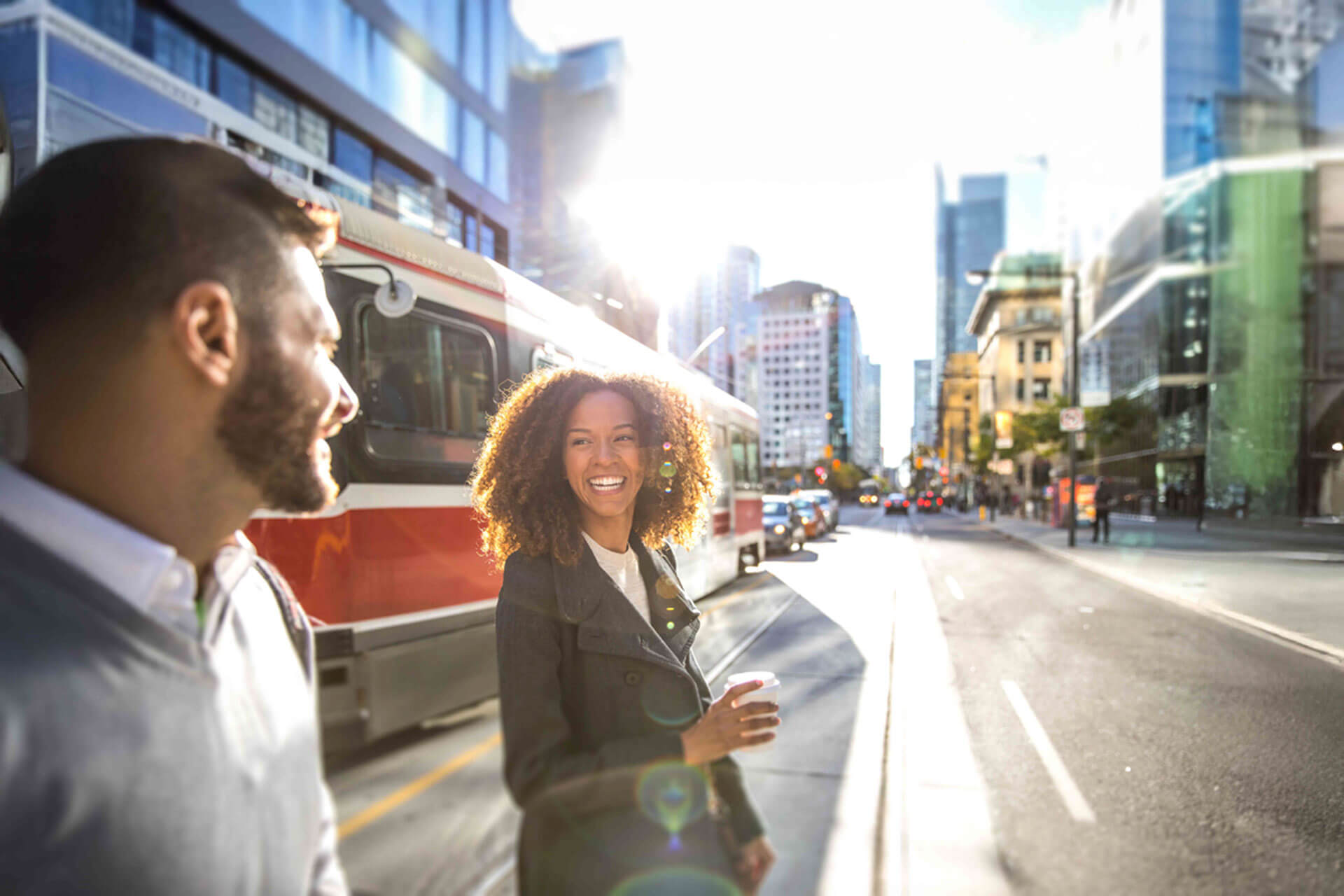 Sprachschüler unterhalten sich in der Innenstadt von Toronto während ihres Sprachaufenthalts an der ILAC Sprachschule
