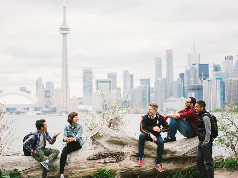 Sprachschüler geniessen den Blick auf die Skyline von Toronto mit der CN Tower im Hintergrund