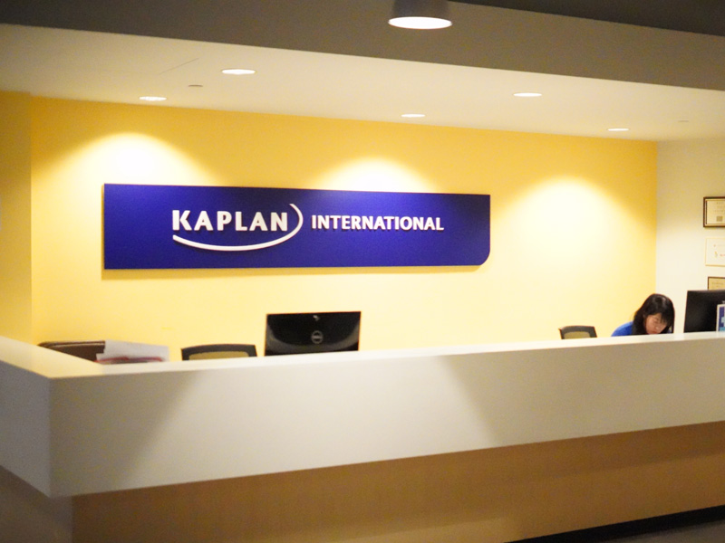 Empfangsbereich der Kaplan Sprachschule Toronto mit moderner Rezeption