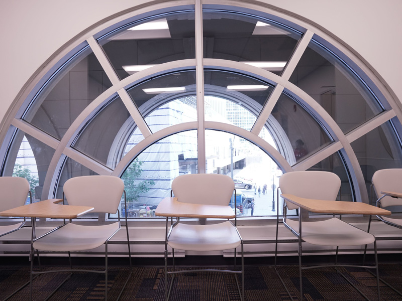 Klassenzimmer der Kaplan Sprachschule Toronto mit grossem Rundbogenfenster