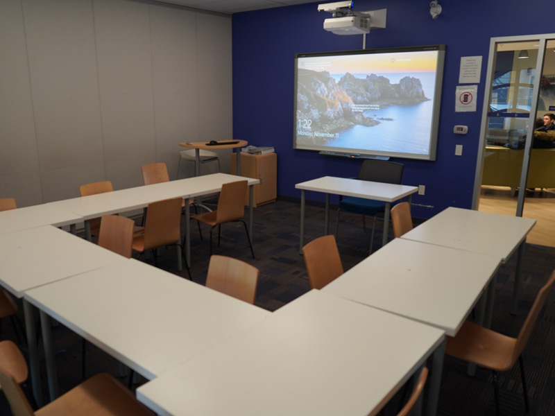 Moderner Unterrichtsraum der Kaplan Sprachschule Toronto mit interaktivem Whiteboard