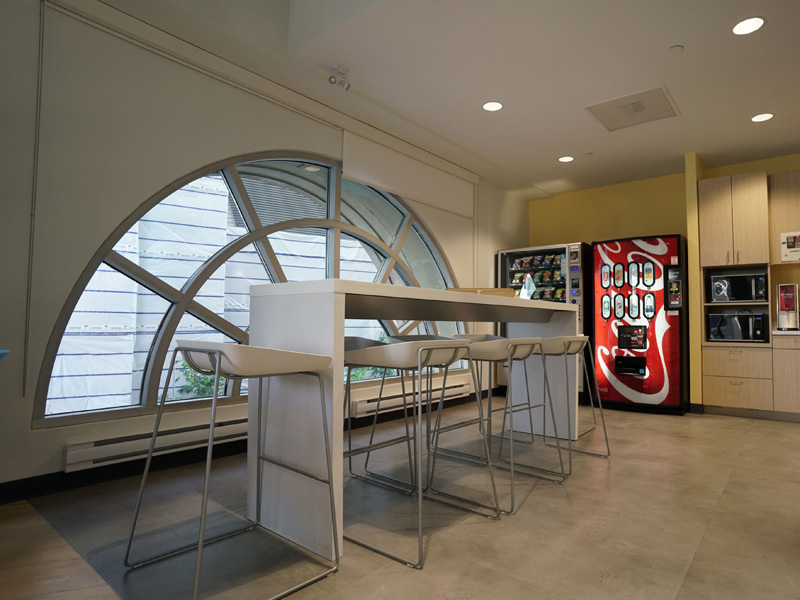 Aufenthaltsraum der Kaplan Sprachschule Toronto mit Snackautomaten und Sitzbereich